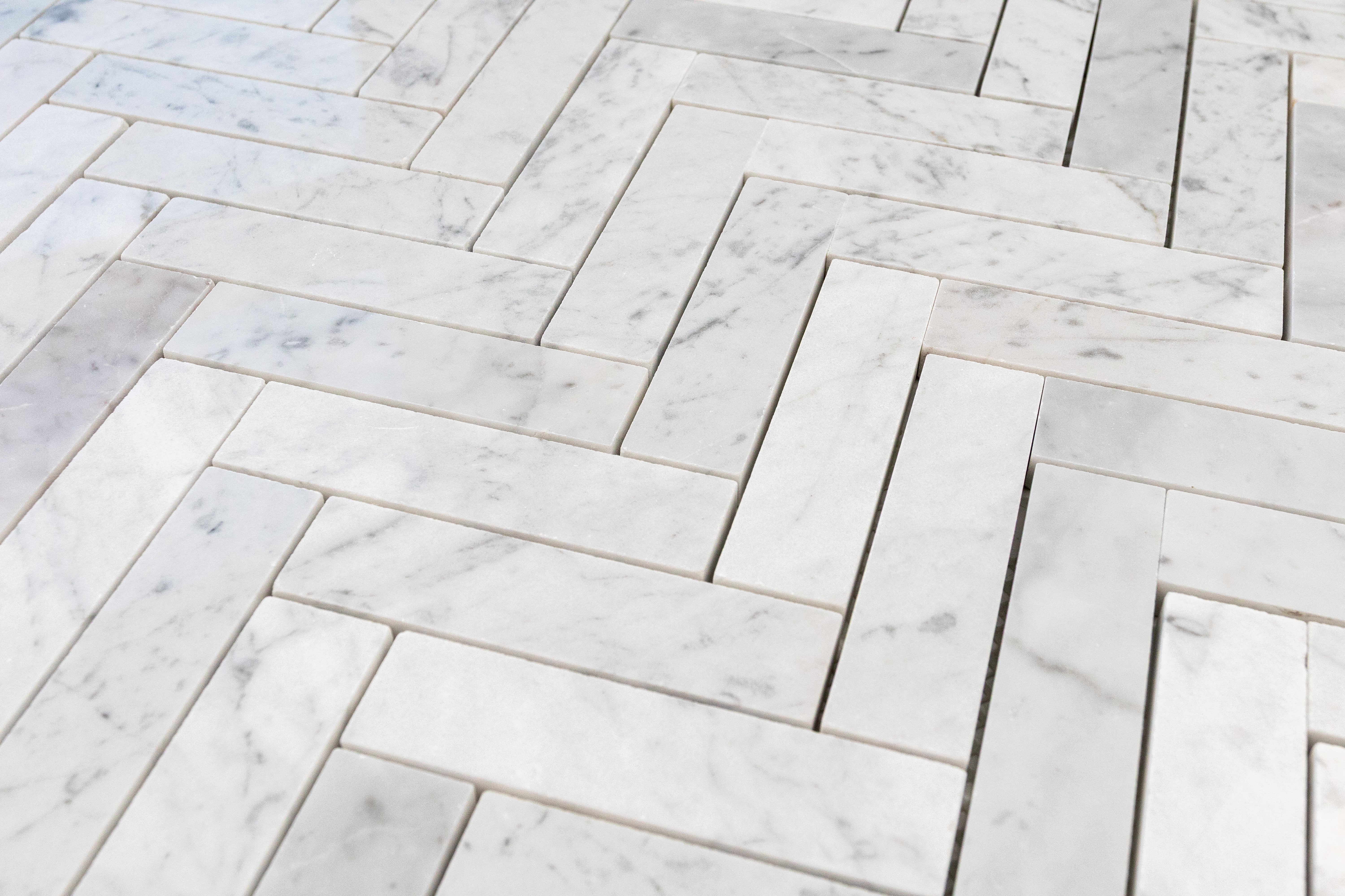 A*R様 ボーイズマーケット　Herringbone White Baker P Calacatta Porcelain White Herringbone 1x3 Matte - Walker Zanger