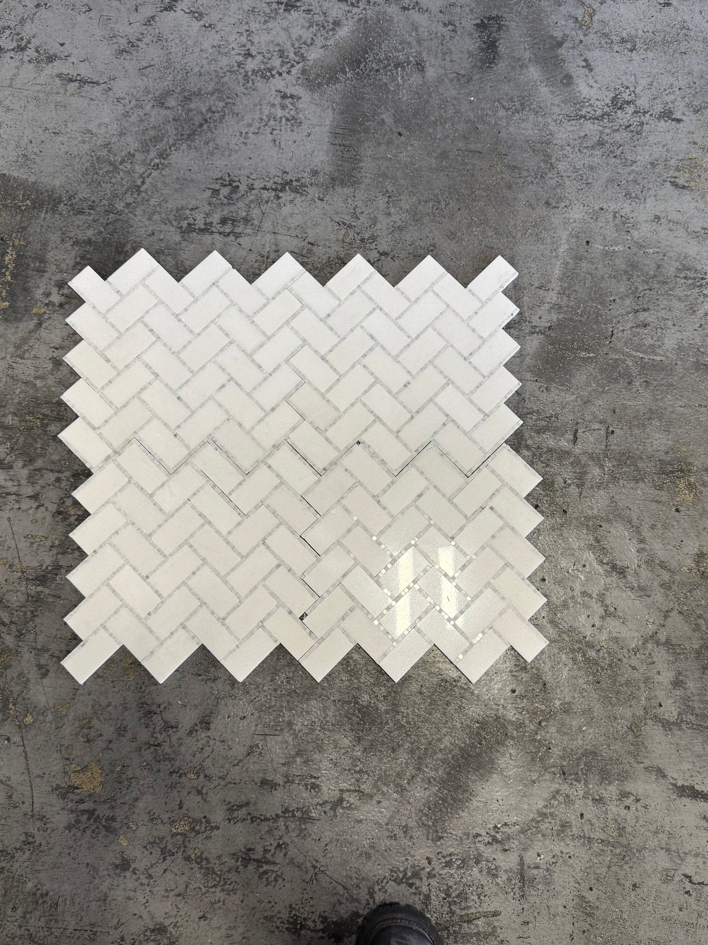 1" x 2" Herringbone - Thassos with Carrara Border