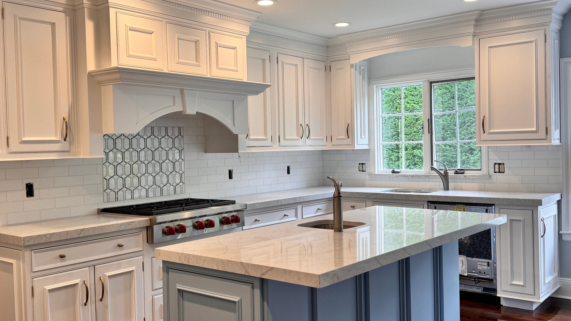 Tahiti - Thassos, Blue Celeste, Azul Macauba install