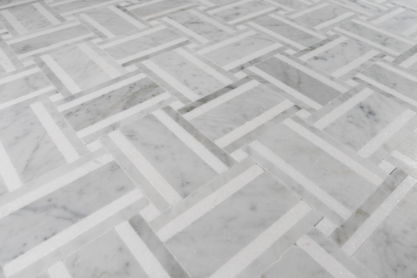 Grand Bacon - Carrara with Thassos Strip